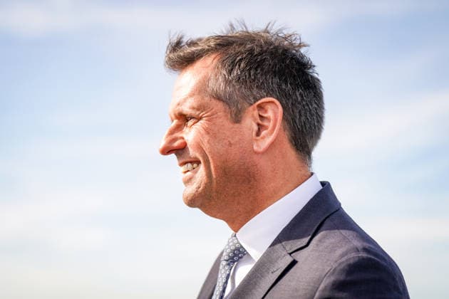 Deutschland, Emden: Niedersachsens Ministerpräsident Olaf Lies lächelt während des Pressetermins zur Entscheidung über den neuen Marinestützpunkt der Deutschen Marine in Emden. Porträt, Seitenprofil, Olaf Lies, Ministerpräsident, Niedersachsen, Landesregierung, Deutsche Marine, Bundeswehr, Marinestützpunkt, Standortentscheidung, Emden, Nordseeküste. Copyright: xJOERANxSTEINSIEKx