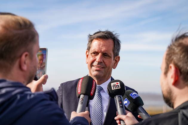 Deutschland, Emden: Niedersachsens Ministerpräsident Olaf Lies im Gespräch mit Medienvertretern nach der Entscheidung über den neuen Marinehafen am Rysumer Nacken. Interview, Presse, Medien, Mikrofone, Smartphone, Olaf Lies, Ministerpräsident, SPD, Niedersachsen, Landesregierung, Deutsche Marine, Bundeswehr, Marinehafen, Marinestützpunkt, Emden, Rysumer Nacken, Standortentscheidung, Verteidigung. Copyright: xJOERANxSTEINSIEKx