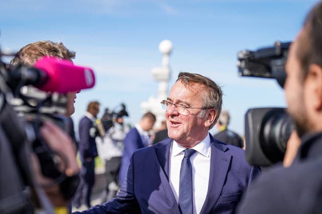 Deutschland, Emden: Bundesverteidigungsminister Boris Pistorius spricht am Rande des Pressetermins zur Entscheidung über den neuen Marinehafen am Rysumer Nacken mit Medienvertretern. Interview, Presse, Medien, TV-Kameras, Boris Pistorius, Verteidigungsminister, SPD, Bundeswehr, Deutsche Marine, Marinehafen, Marinestützpunkt, Emden, Rysumer Nacken, Niedersachsen, Standortentscheidung, Verteidigung, Sicherheitspolitik. Copyright: xJOERANxSTEINSIEKx