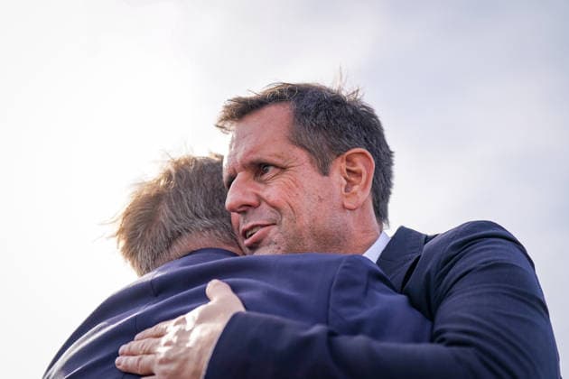 Deutschland, Emden: Niedersachsens Ministerpräsident Olaf Lies und Bundesverteidigungsminister Boris Pistorius (SPD) begrüßen sich mit einer Umarmung am Rande des Pressetermins zur Entscheidung über den neuen Marinehafen am Rysumer Nacken. Olaf Lies, Boris Pistorius, Umarmung, Begrüßung, SPD, Bundeswehr, Deutsche Marine, Marinehafen, Marinestützpunkt, Emden, Niedersachsen, Standortentscheidung. Copyright: xJOERANxSTEINSIEKx