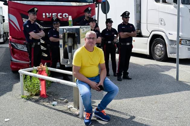 October 5, 2026, Catanzaro, Catanzaro, Italy: A group of truck drivers, traders and representatives of the agricultural sector protested against the high cost of living and fuel at the headquarters of the Regional Citadel in Catanzaro, 05 10 2026 Catanzaro Italy  - ZUMAa289 20261005_zia_a289_109 Copyright: xValeriaxFerrarox xAgfx