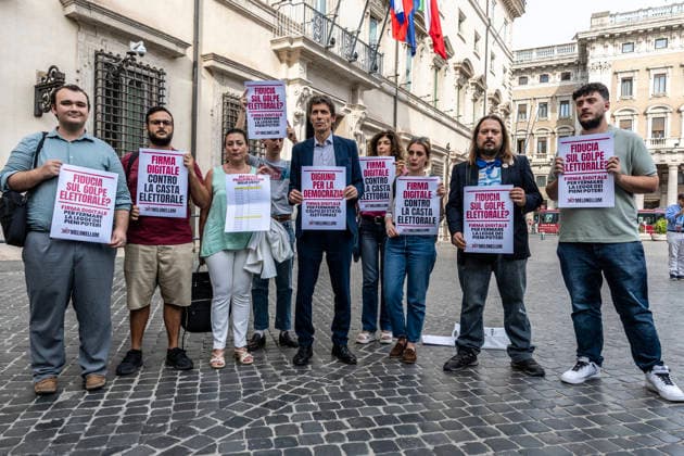 October 5, 2026, Rome, Italia, Italy: Europa Secretary Riccardo Magi participates in the flash mob against the electoral law in front of Palazzo Chigi, Rome 05 10 2026 Rome Italy  - ZUMAa289 20261005_zia_a289_114 Copyright: xFrancescoxFotiax xAgfx