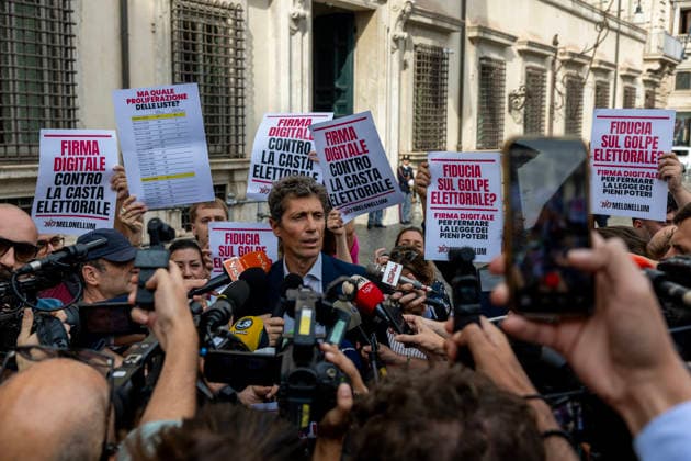 October 5, 2026, Rome, Italia, Italy: Europa Secretary Riccardo Magi participates in the flash mob against the electoral law in front of Palazzo Chigi, Rome 05 10 2026 Rome Italy  - ZUMAa289 20261005_zia_a289_118 Copyright: xFrancescoxFotiax xAgfx