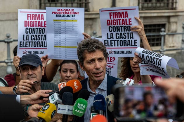 October 5, 2026, Rome, Italia, Italy: Europa Secretary Riccardo Magi participates in the flash mob against the electoral law in front of Palazzo Chigi, Rome 05 10 2026 Rome Italy  - ZUMAa289 20261005_zia_a289_120 Copyright: xFrancescoxFotiax xAgfx