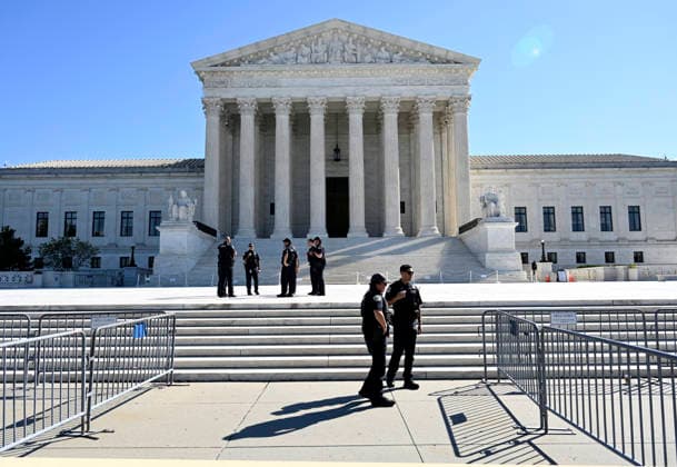 Supreme Court Hears Major Climate Case Against Oil Companies Police officers stand in front of the US Supreme Court as the court considers the Suncor v. Boulder case in Washington, DC, on October 5, 2026. The justices are considering whether states and localities can try to hold oil companies responsible for damages from climate change. If Boulder, Colo., wins, the companies could owe enormous sums.Photo by Olivier Douliery ABACAPRESS.COM Washington DC United States  Copyright: xDoulieryxOlivier ABACAx