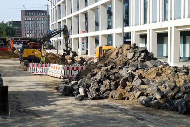 CNTV ROHRBRUCH- Strassen Baustelle Krater Fahrbahn nach dem Wasser Rohrbruchin der Amsinckstraße Hamburg am 05.10.2026 treiben Hamburg Wasser die Behoerde für Verkehr und Mobilitätswende sowie die beteiligten Fachfirmen die Arbeiten und die Baustellenkoordinierung und Schadens behebung voran Hamburg Deutschland