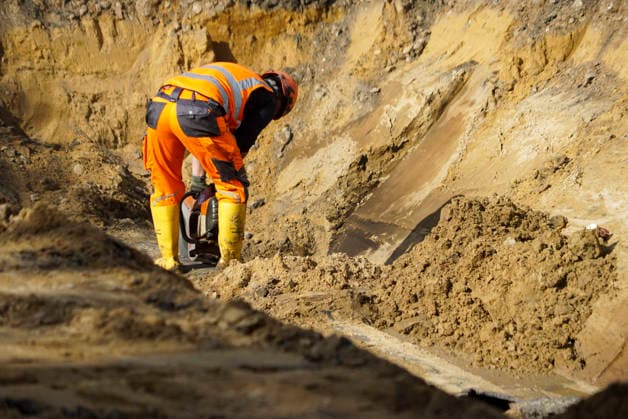 CNTV ROHRBRUCH- Strassen Baustelle Krater Fahrbahn nach dem Wasser Rohrbruchin der Amsinckstraße Hamburg am 05.10.2026 treiben Hamburg Wasser die Behoerde für Verkehr und Mobilitätswende sowie die beteiligten Fachfirmen die Arbeiten und die Baustellenkoordinierung und Schadens behebung voran Hamburg Deutschland