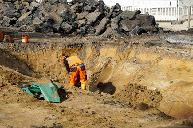 CNTV ROHRBRUCH- Strassen Baustelle Krater Fahrbahn nach dem Wasser Rohrbruchin der Amsinckstraße Hamburg am 05.10.2026 treiben Hamburg Wasser die Behoerde für Verkehr und Mobilitätswende sowie die beteiligten Fachfirmen die Arbeiten und die Baustellenkoordinierung und Schadens behebung voran Hamburg Deutschland