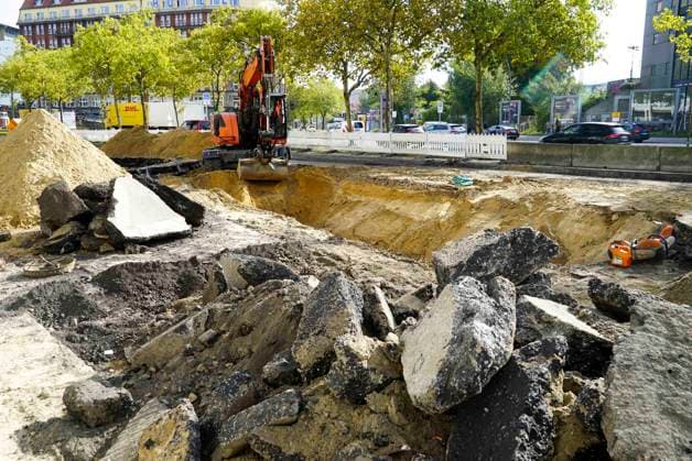 CNTV ROHRBRUCH- Strassen Baustelle Krater Fahrbahn nach dem Wasser Rohrbruchin der Amsinckstraße Hamburg am 05.10.2026 treiben Hamburg Wasser die Behoerde für Verkehr und Mobilitätswende sowie die beteiligten Fachfirmen die Arbeiten und die Baustellenkoordinierung und Schadens behebung voran Hamburg Deutschland