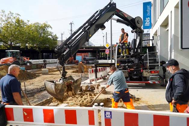 CNTV ROHRBRUCH- Strassen Baustelle Krater Fahrbahn nach dem Wasser Rohrbruchin der Amsinckstraße Hamburg am 05.10.2026 treiben Hamburg Wasser die Behoerde für Verkehr und Mobilitätswende sowie die beteiligten Fachfirmen die Arbeiten und die Baustellenkoordinierung und Schadens behebung voran Hamburg Deutschland