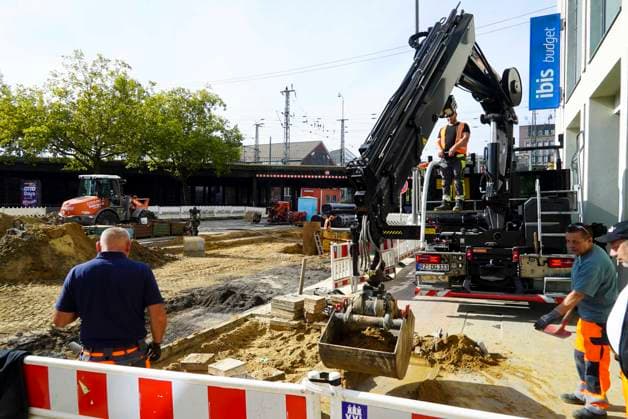 CNTV ROHRBRUCH- Strassen Baustelle Krater Fahrbahn nach dem Wasser Rohrbruchin der Amsinckstraße Hamburg am 05.10.2026 treiben Hamburg Wasser die Behoerde für Verkehr und Mobilitätswende sowie die beteiligten Fachfirmen die Arbeiten und die Baustellenkoordinierung und Schadens behebung voran Hamburg Deutschland
