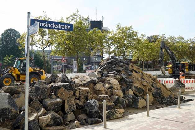 CNTV ROHRBRUCH- Strassen Baustelle Krater Fahrbahn nach dem Wasser Rohrbruchin der Amsinckstraße Hamburg am 05.10.2026 treiben Hamburg Wasser die Behoerde für Verkehr und Mobilitätswende sowie die beteiligten Fachfirmen die Arbeiten und die Baustellenkoordinierung und Schadens behebung voran Hamburg Deutschland