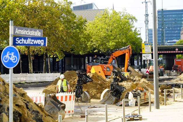 CNTV ROHRBRUCH- Strassen Baustelle Krater Fahrbahn nach dem Wasser Rohrbruchin der Amsinckstraße Hamburg am 05.10.2026 treiben Hamburg Wasser die Behoerde für Verkehr und Mobilitätswende sowie die beteiligten Fachfirmen die Arbeiten und die Baustellenkoordinierung und Schadens behebung voran Hamburg Deutschland