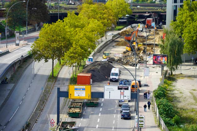 CNTV ROHRBRUCH- Strassen Baustelle Krater Fahrbahn nach dem Wasser Rohrbruchin der Amsinckstraße Hamburg am 05.10.2026 treiben Hamburg Wasser die Behoerde für Verkehr und Mobilitätswende sowie die beteiligten Fachfirmen die Arbeiten und die Baustellenkoordinierung und Schadens behebung voran Hamburg Deutschland