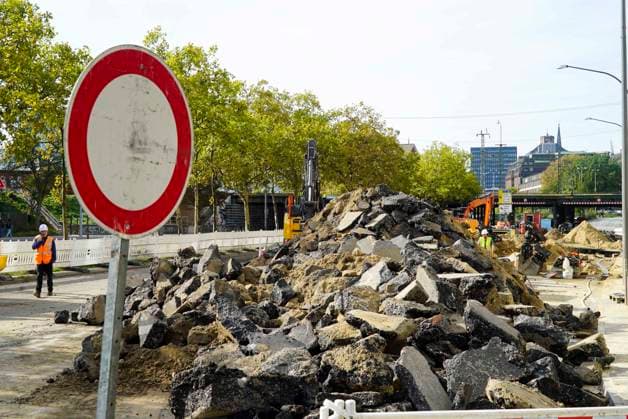 CNTV ROHRBRUCH- Strassen Baustelle Krater Fahrbahn nach dem Wasser Rohrbruchin der Amsinckstraße Hamburg am 05.10.2026 treiben Hamburg Wasser die Behoerde für Verkehr und Mobilitätswende sowie die beteiligten Fachfirmen die Arbeiten und die Baustellenkoordinierung und Schadens behebung voran Hamburg Deutschland