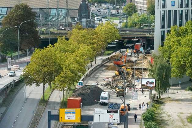 CNTV ROHRBRUCH- Strassen Baustelle Krater Fahrbahn nach dem Wasser Rohrbruchin der Amsinckstraße Hamburg am 05.10.2026 treiben Hamburg Wasser die Behoerde für Verkehr und Mobilitätswende sowie die beteiligten Fachfirmen die Arbeiten und die Baustellenkoordinierung und Schadens behebung voran Hamburg Deutschland