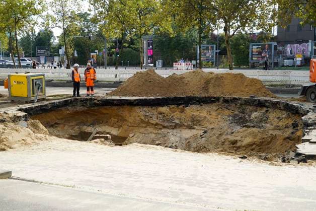 CNTV ROHRBRUCH- Strassen Baustelle Krater Fahrbahn nach dem Wasser Rohrbruchin der Amsinckstraße Hamburg am 05.10.2026 treiben Hamburg Wasser die Behoerde für Verkehr und Mobilitätswende sowie die beteiligten Fachfirmen die Arbeiten und die Baustellenkoordinierung und Schadens behebung voran Hamburg Deutschland