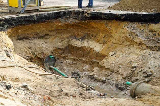 CNTV ROHRBRUCH- Strassen Baustelle Krater Fahrbahn nach dem Wasser Rohrbruchin der Amsinckstraße Hamburg am 05.10.2026 treiben Hamburg Wasser die Behoerde für Verkehr und Mobilitätswende sowie die beteiligten Fachfirmen die Arbeiten und die Baustellenkoordinierung und Schadens behebung voran Hamburg Deutschland