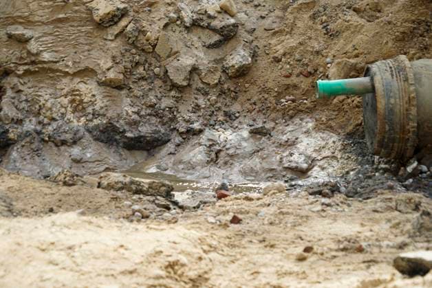 CNTV ROHRBRUCH- Strassen Baustelle Krater Fahrbahn nach dem Wasser Rohrbruchin der Amsinckstraße Hamburg am 05.10.2026 treiben Hamburg Wasser die Behoerde für Verkehr und Mobilitätswende sowie die beteiligten Fachfirmen die Arbeiten und die Baustellenkoordinierung und Schadens behebung voran Hamburg Deutschland