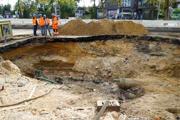 CNTV ROHRBRUCH- Strassen Baustelle Krater Fahrbahn nach dem Wasser Rohrbruchin der Amsinckstraße Hamburg am 05.10.2026 treiben Hamburg Wasser die Behoerde für Verkehr und Mobilitätswende sowie die beteiligten Fachfirmen die Arbeiten und die Baustellenkoordinierung und Schadens behebung voran Hamburg Deutschland