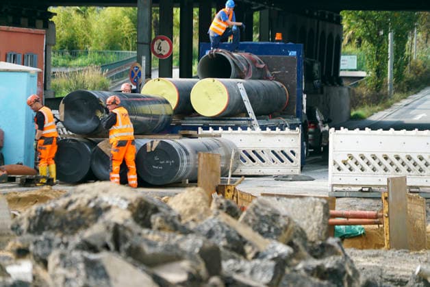 CNTV ROHRBRUCH- Strassen Baustelle Krater Fahrbahn nach dem Wasser Rohrbruchin der Amsinckstraße Hamburg am 05.10.2026 treiben Hamburg Wasser die Behoerde für Verkehr und Mobilitätswende sowie die beteiligten Fachfirmen die Arbeiten und die Baustellenkoordinierung und Schadens behebung voran Hamburg Deutschland