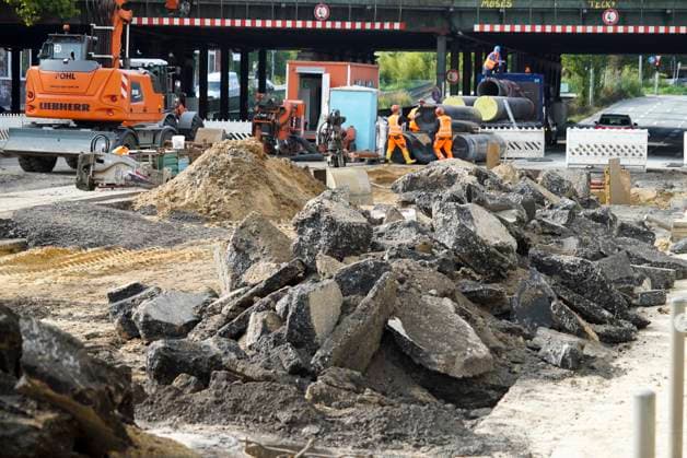 CNTV ROHRBRUCH- Strassen Baustelle Krater Fahrbahn nach dem Wasser Rohrbruchin der Amsinckstraße Hamburg am 05.10.2026 treiben Hamburg Wasser die Behoerde für Verkehr und Mobilitätswende sowie die beteiligten Fachfirmen die Arbeiten und die Baustellenkoordinierung und Schadens behebung voran Hamburg Deutschland