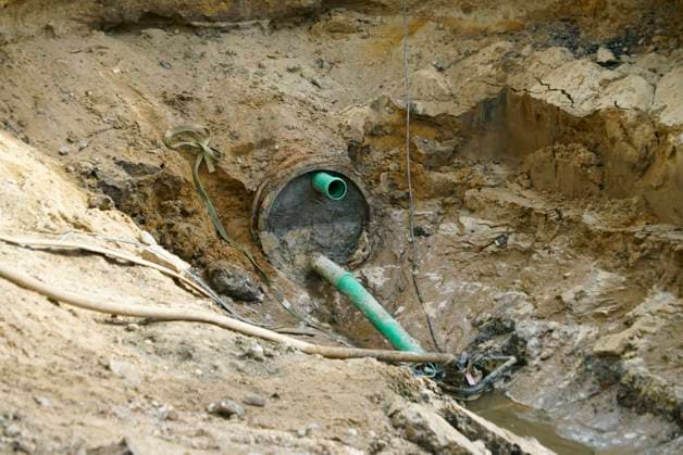 CNTV ROHRBRUCH- Strassen Baustelle Krater Fahrbahn nach dem Wasser Rohrbruchin der Amsinckstraße Hamburg am 05.10.2026 treiben Hamburg Wasser die Behoerde für Verkehr und Mobilitätswende sowie die beteiligten Fachfirmen die Arbeiten und die Baustellenkoordinierung und Schadens behebung voran Hamburg Deutschland