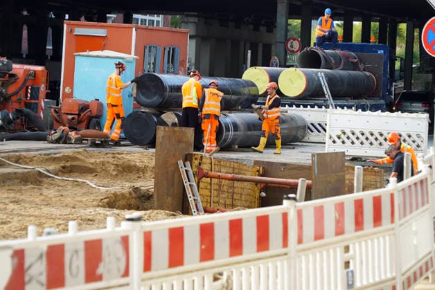 CNTV ROHRBRUCH- Strassen Baustelle Krater Fahrbahn nach dem Wasser Rohrbruchin der Amsinckstraße Hamburg am 05.10.2026 treiben Hamburg Wasser die Behoerde für Verkehr und Mobilitätswende sowie die beteiligten Fachfirmen die Arbeiten und die Baustellenkoordinierung und Schadens behebung voran Hamburg Deutschland