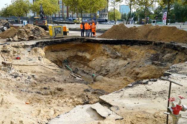 CNTV ROHRBRUCH- Strassen Baustelle Krater Fahrbahn nach dem Wasser Rohrbruchin der Amsinckstraße Hamburg am 05.10.2026 treiben Hamburg Wasser die Behoerde für Verkehr und Mobilitätswende sowie die beteiligten Fachfirmen die Arbeiten und die Baustellenkoordinierung und Schadens behebung voran Hamburg Deutschland