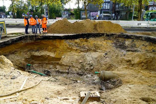 CNTV ROHRBRUCH- Strassen Baustelle Krater Fahrbahn nach dem Wasser Rohrbruchin der Amsinckstraße Hamburg am 05.10.2026 treiben Hamburg Wasser die Behoerde für Verkehr und Mobilitätswende sowie die beteiligten Fachfirmen die Arbeiten und die Baustellenkoordinierung und Schadens behebung voran Hamburg Deutschland