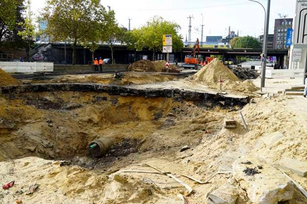 CNTV ROHRBRUCH- Strassen Baustelle Krater Fahrbahn nach dem Wasser Rohrbruchin der Amsinckstraße Hamburg am 05.10.2026 treiben Hamburg Wasser die Behoerde für Verkehr und Mobilitätswende sowie die beteiligten Fachfirmen die Arbeiten und die Baustellenkoordinierung und Schadens behebung voran Hamburg Deutschland