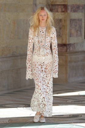 PFW - Gabriela Hearst Runway A model walks the runway during Gabriela Hearst Women s Spring Summer 2027 show as part of Paris Fashion Week on October 5, 2026 in Paris, France. Photo by Alain-Gil Gonzalez ABACAPRESS.COM Paris France  Copyright: xGonzalezxAlain-Gil ABACAx