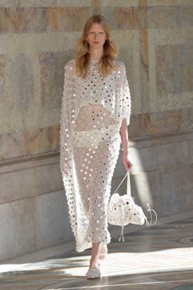 PFW - Gabriela Hearst Runway A model walks the runway during Gabriela Hearst Women s Spring Summer 2027 show as part of Paris Fashion Week on October 5, 2026 in Paris, France. Photo by Alain-Gil Gonzalez ABACAPRESS.COM Paris France  Copyright: xGonzalezxAlain-Gil ABACAx