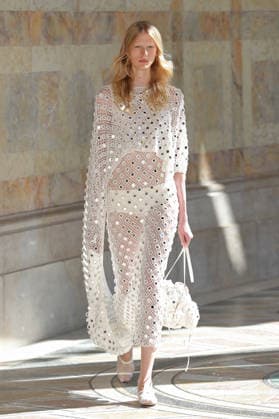 PFW - Gabriela Hearst Runway A model walks the runway during Gabriela Hearst Women s Spring Summer 2027 show as part of Paris Fashion Week on October 5, 2026 in Paris, France. Photo by Alain-Gil Gonzalez ABACAPRESS.COM Paris France  Copyright: xGonzalezxAlain-Gil ABACAx