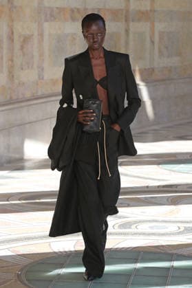 PFW - Gabriela Hearst Runway A model walks the runway during Gabriela Hearst Women s Spring Summer 2027 show as part of Paris Fashion Week on October 5, 2026 in Paris, France. Photo by Alain-Gil Gonzalez ABACAPRESS.COM Paris France  Copyright: xGonzalezxAlain-Gil ABACAx