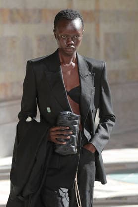PFW - Gabriela Hearst Runway A model walks the runway during Gabriela Hearst Women s Spring Summer 2027 show as part of Paris Fashion Week on October 5, 2026 in Paris, France. Photo by Alain-Gil Gonzalez ABACAPRESS.COM Paris France  Copyright: xGonzalezxAlain-Gil ABACAx