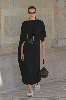 PFW - Gabriela Hearst Runway A model walks the runway during Gabriela Hearst Women s Spring Summer 2027 show as part of Paris Fashion Week on October 5, 2026 in Paris, France. Photo by Alain-Gil Gonzalez ABACAPRESS.COM Paris France  Copyright: xGonzalezxAlain-Gil ABACAx