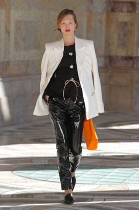 PFW - Gabriela Hearst Runway A model walks the runway during Gabriela Hearst Women s Spring Summer 2027 show as part of Paris Fashion Week on October 5, 2026 in Paris, France. Photo by Alain-Gil Gonzalez ABACAPRESS.COM Paris France  Copyright: xGonzalezxAlain-Gil ABACAx
