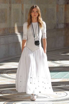 PFW - Gabriela Hearst Runway A model walks the runway during Gabriela Hearst Women s Spring Summer 2027 show as part of Paris Fashion Week on October 5, 2026 in Paris, France. Photo by Alain-Gil Gonzalez ABACAPRESS.COM Paris France  Copyright: xGonzalezxAlain-Gil ABACAx