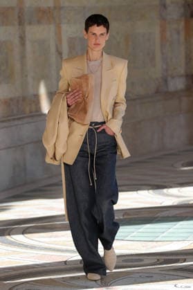 PFW - Gabriela Hearst Runway A model walks the runway during Gabriela Hearst Women s Spring Summer 2027 show as part of Paris Fashion Week on October 5, 2026 in Paris, France. Photo by Alain-Gil Gonzalez ABACAPRESS.COM Paris France  Copyright: xGonzalezxAlain-Gil ABACAx