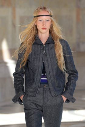 PFW - Gabriela Hearst Runway A model walks the runway during Gabriela Hearst Women s Spring Summer 2027 show as part of Paris Fashion Week on October 5, 2026 in Paris, France. Photo by Alain-Gil Gonzalez ABACAPRESS.COM Paris France  Copyright: xGonzalezxAlain-Gil ABACAx