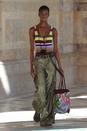 PFW - Gabriela Hearst Runway A model walks the runway during Gabriela Hearst Women s Spring Summer 2027 show as part of Paris Fashion Week on October 5, 2026 in Paris, France. Photo by Alain-Gil Gonzalez ABACAPRESS.COM Paris France  Copyright: xGonzalezxAlain-Gil ABACAx