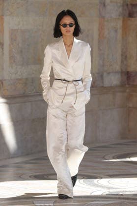 PFW - Gabriela Hearst Runway A model walks the runway during Gabriela Hearst Women s Spring Summer 2027 show as part of Paris Fashion Week on October 5, 2026 in Paris, France. Photo by Alain-Gil Gonzalez ABACAPRESS.COM Paris France  Copyright: xGonzalezxAlain-Gil ABACAx