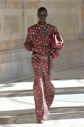 PFW - Gabriela Hearst Runway A model walks the runway during Gabriela Hearst Women s Spring Summer 2027 show as part of Paris Fashion Week on October 5, 2026 in Paris, France. Photo by Alain-Gil Gonzalez ABACAPRESS.COM Paris France  Copyright: xGonzalezxAlain-Gil ABACAx