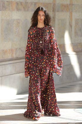 PFW - Gabriela Hearst Runway A model walks the runway during Gabriela Hearst Women s Spring Summer 2027 show as part of Paris Fashion Week on October 5, 2026 in Paris, France. Photo by Alain-Gil Gonzalez ABACAPRESS.COM Paris France  Copyright: xGonzalezxAlain-Gil ABACAx
