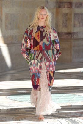 PFW - Gabriela Hearst Runway A model walks the runway during Gabriela Hearst Women s Spring Summer 2027 show as part of Paris Fashion Week on October 5, 2026 in Paris, France. Photo by Alain-Gil Gonzalez ABACAPRESS.COM Paris France  Copyright: xGonzalezxAlain-Gil ABACAx