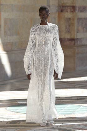 PFW - Gabriela Hearst Runway A model walks the runway during Gabriela Hearst Women s Spring Summer 2027 show as part of Paris Fashion Week on October 5, 2026 in Paris, France. Photo by Alain-Gil Gonzalez ABACAPRESS.COM Paris France  Copyright: xGonzalezxAlain-Gil ABACAx