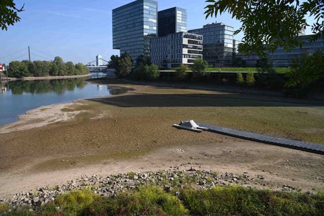 Das Niedrigwasser im Duesseldorfer Hafen hat eine grosse Sandbank freigelegt, Steine und Sand am Ufer, Hafenbecken A, auf dem Grund ein Motorboot, Katamaran, Duesseldorf am 05.10.2026,