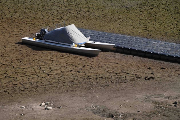 Das Niedrigwasser im Duesseldorfer Hafen hat eine grosse Sandbank freigelegt, Steine und Sand am Ufer, Hafenbecken A, auf dem Grund ein Motorboot, Katamaran, Duesseldorf am 05.10.2026,