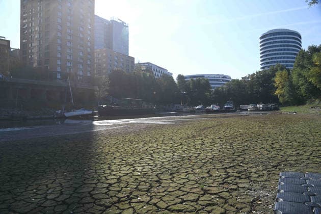 Das Niedrigwasser im Duesseldorfer Hafen hat eine grosse Sandbank freigelegt, Steine und Sand am Ufer, Hafenbecken A, Motorboote und Yachten liegen auf dem Grund, Duesseldorf am 05.10.2026,